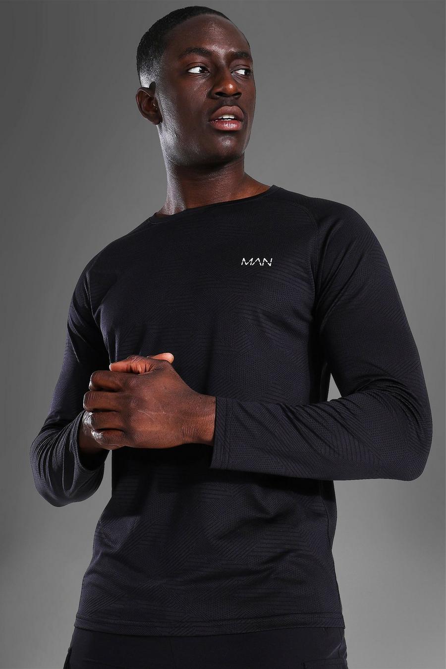 שחור חולצת רגלן ספורטיבית עם שרוולים ארוכים, עיטור תבניות וכיתוב Man image number 1