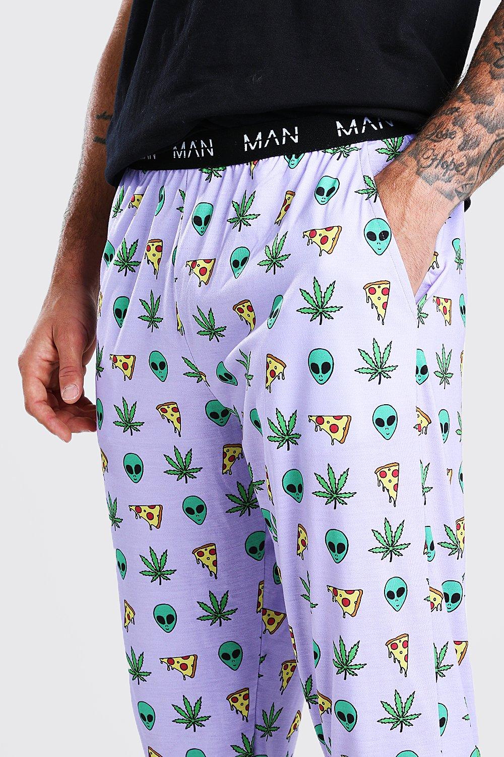 Nuevos pantalones de correr cómodos con estampado de alien MAN | boohoo