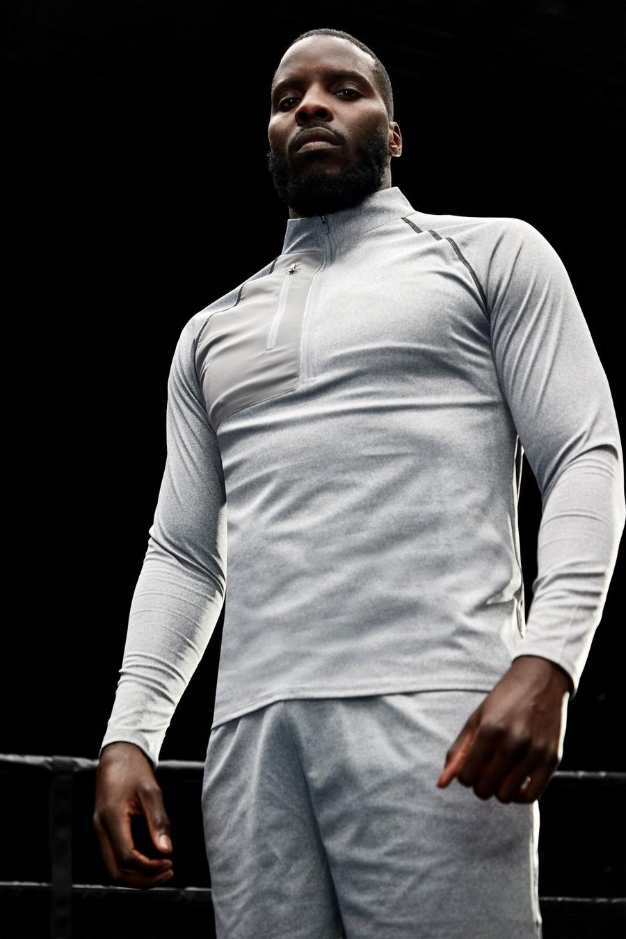 אפור grigio טופ ספורטיבי בגזרה צמודה עם רוכסן ותפרים בצבעים מנוגדים עם כיתוב Man