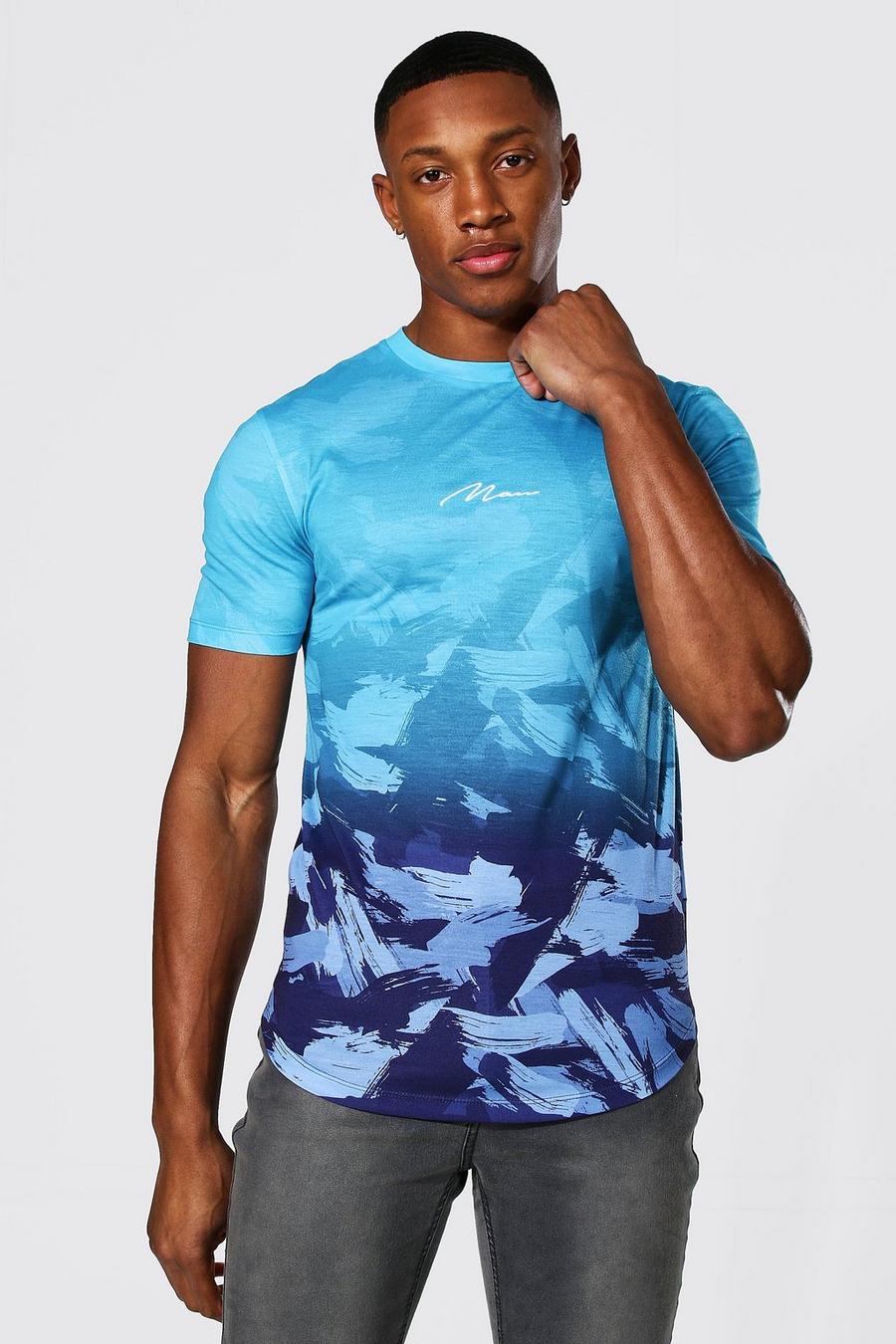 T-shirt taglio sagomato con motivo camouflage sfumato e firma MAN, Azzurro image number 1