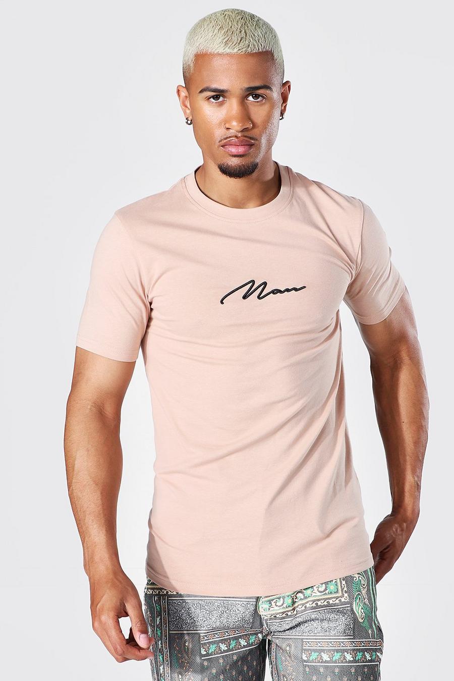 Camiseta bordada con firma MAN ajustada al músculo, Taupe image number 1