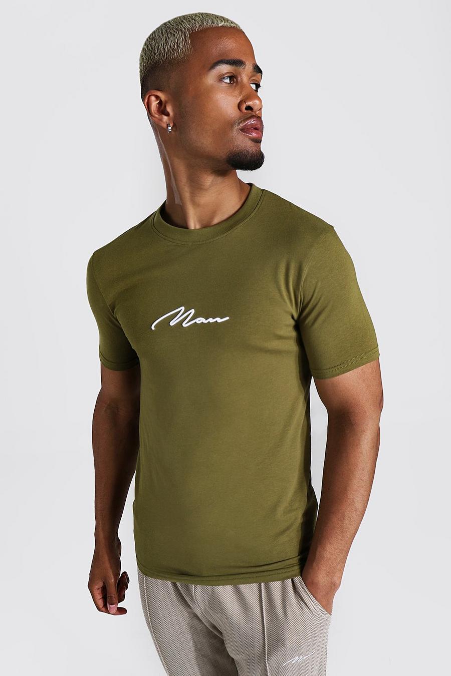 Camiseta bordada con firma MAN ajustada al músculo, Khaki image number 1