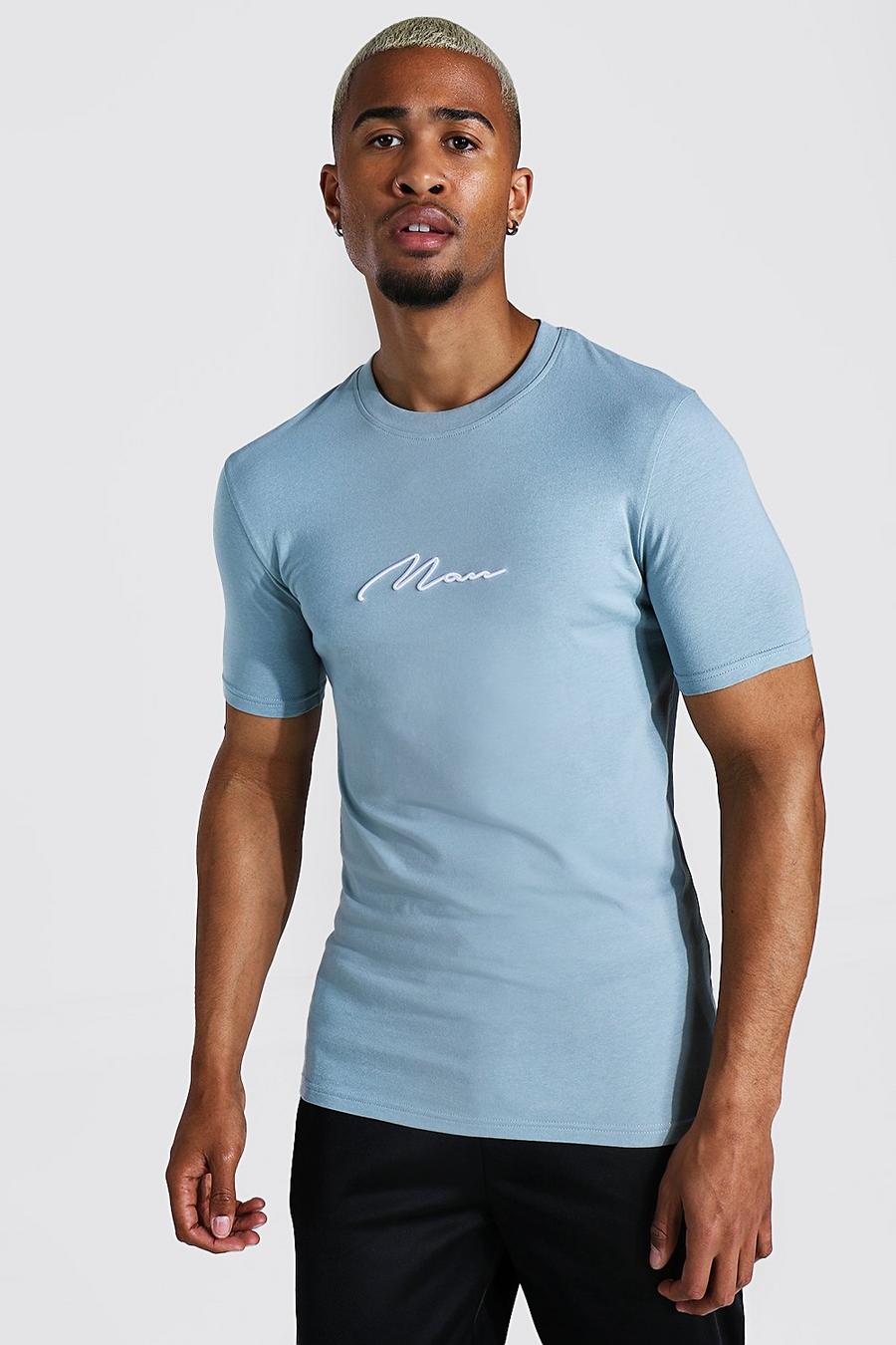 T-shirt attillata con firma Man ricamata in rilievo, Dusty blue image number 1