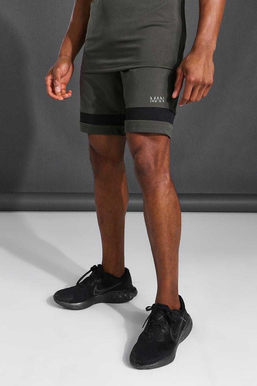 Khaki MAN Active Shorts med ränder i kontrastfärg image number 1