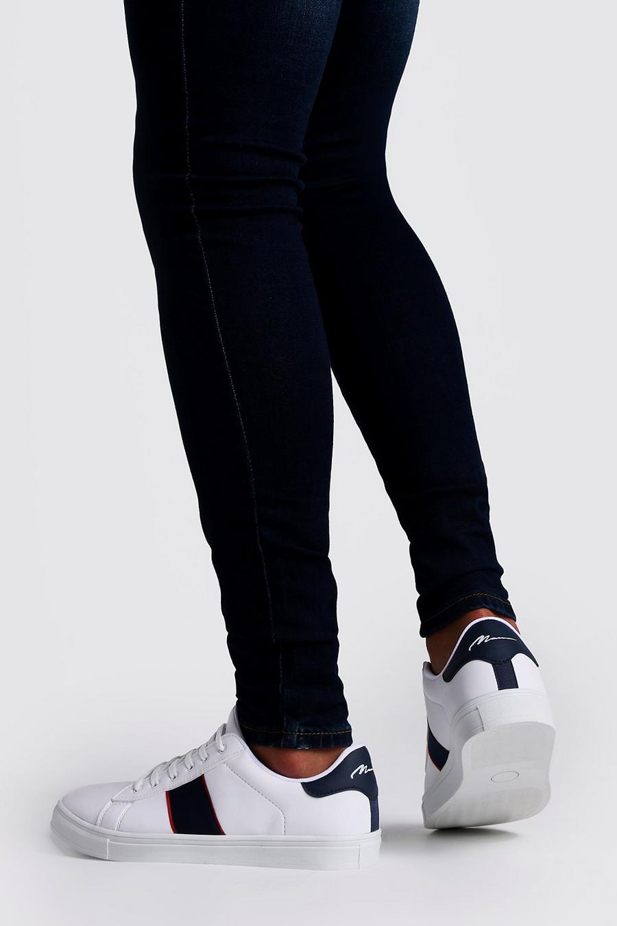 Sneaker mit seitlichen marineblauen Streifen image number 1