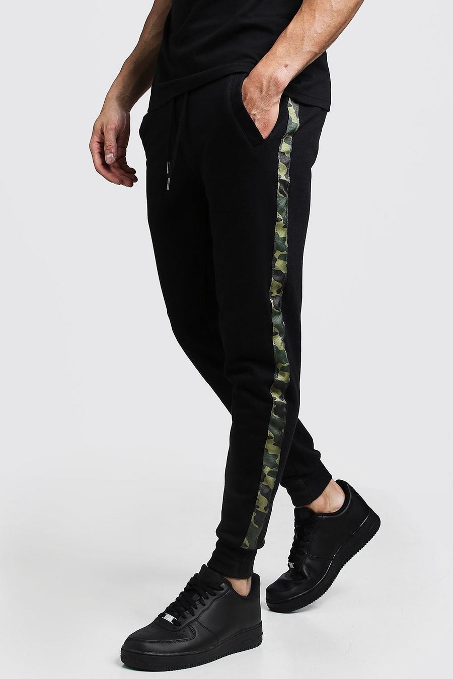 Skinny-Fit Jogginghose mit seitlichem Band und Camouflage-Print image number 1