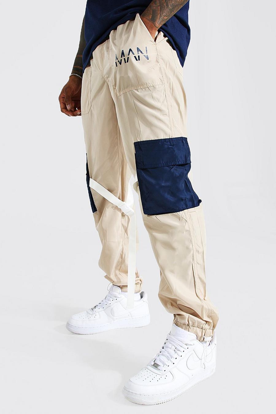 Pantaloni cargo rivestiti a blocchi di colore con cintura con scritta Man, Pietra leggera image number 1