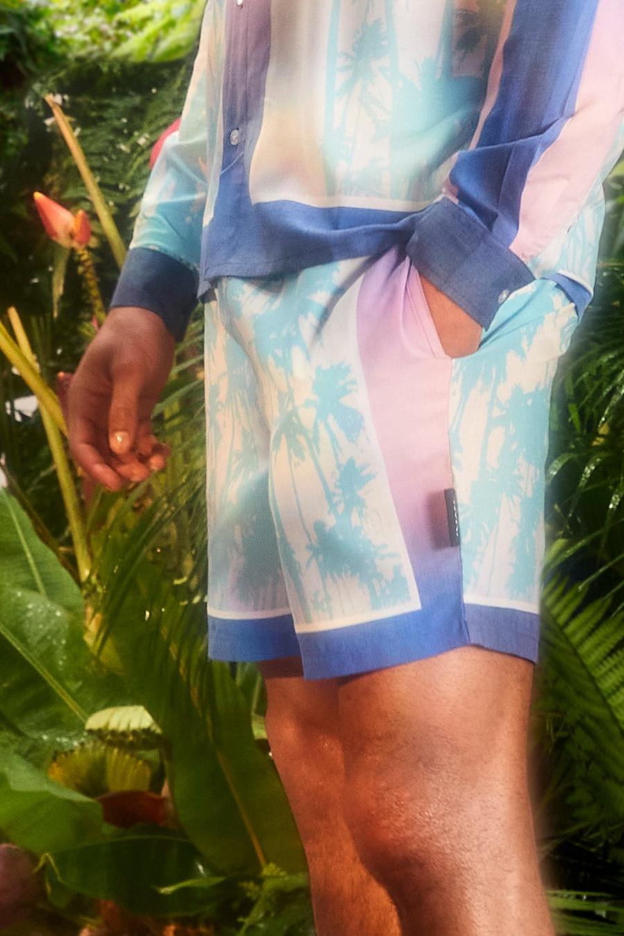 Mittellange Shorts aus Viskose mit Palmen-Bordüre, Blau image number 1