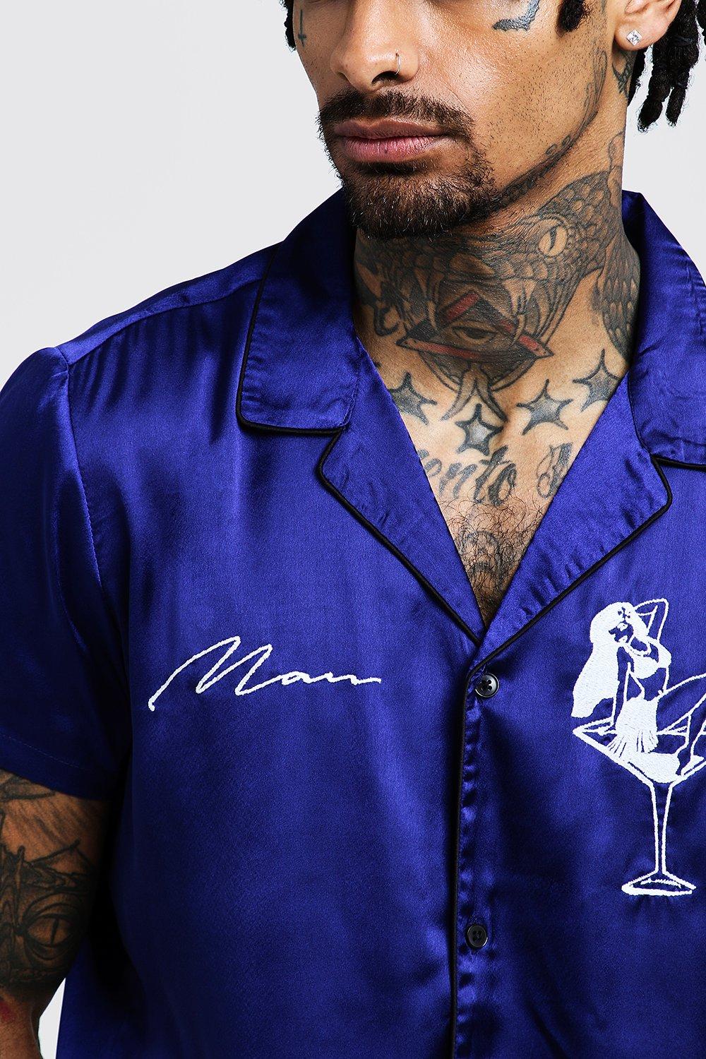 Camisa de satén con manga corta y ropa bordada MAN | boohoo