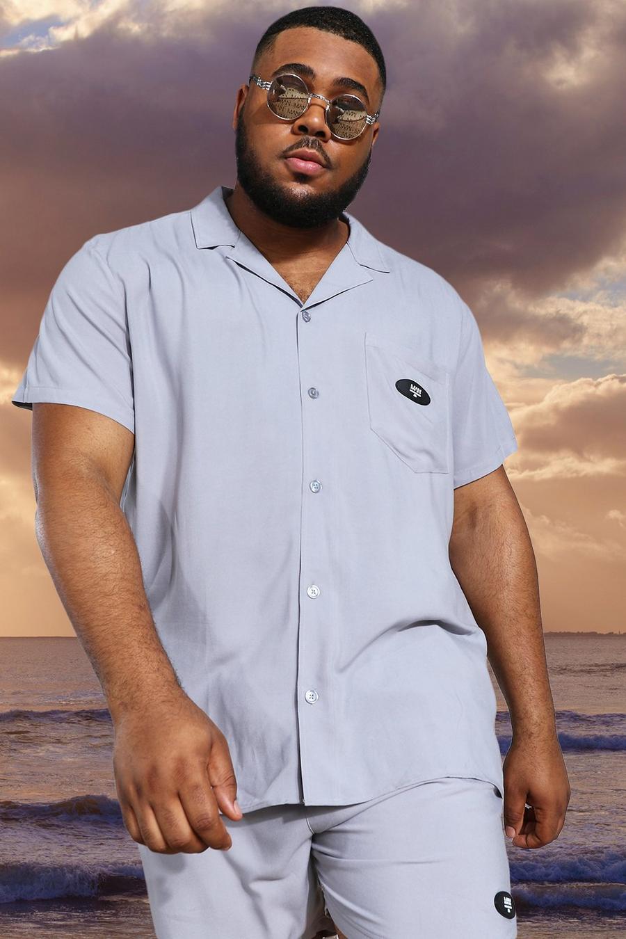 Camicia Plus in viscosa a maniche corte con etichetta con scritta MAN, Grigio image number 1
