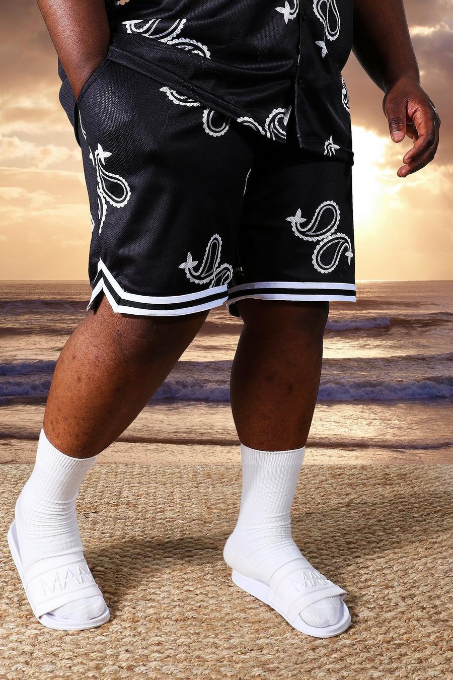 Pantalones cortos Plus de baloncesto de largo medio de malla con estampado de cachemira, Black image number 1