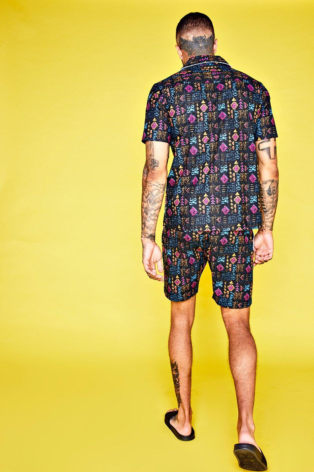 Kurzarmeliges Hemd Und Shorts Mit 90er Print Boohoo