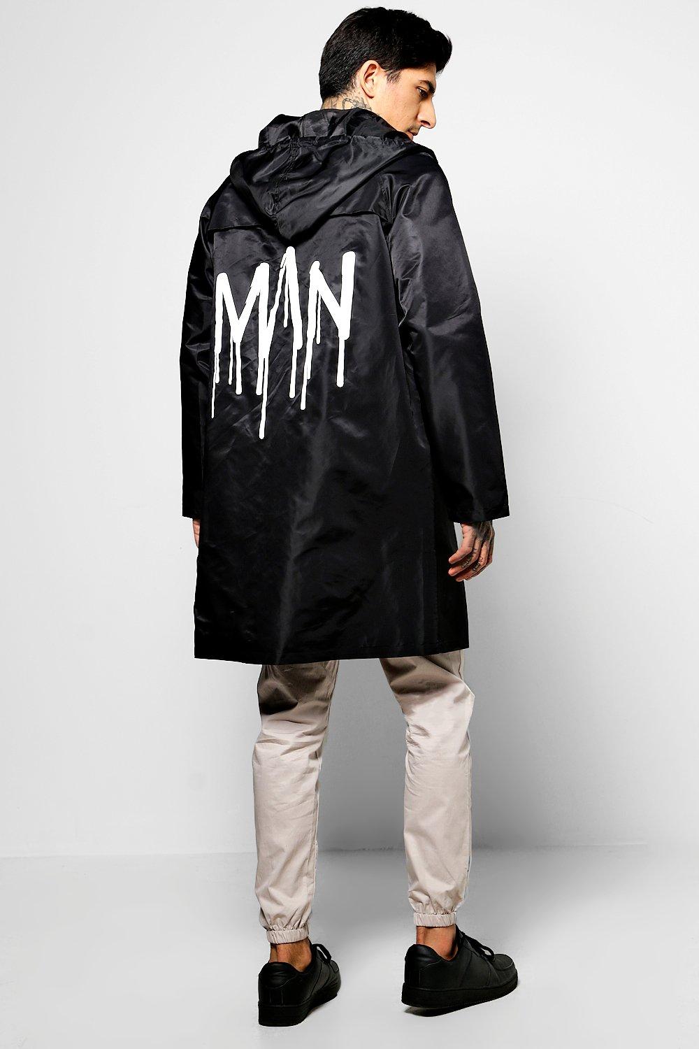 Langer Geschnittene Festival Regenjacke Mit Man Print Und Kapuze Boohoo