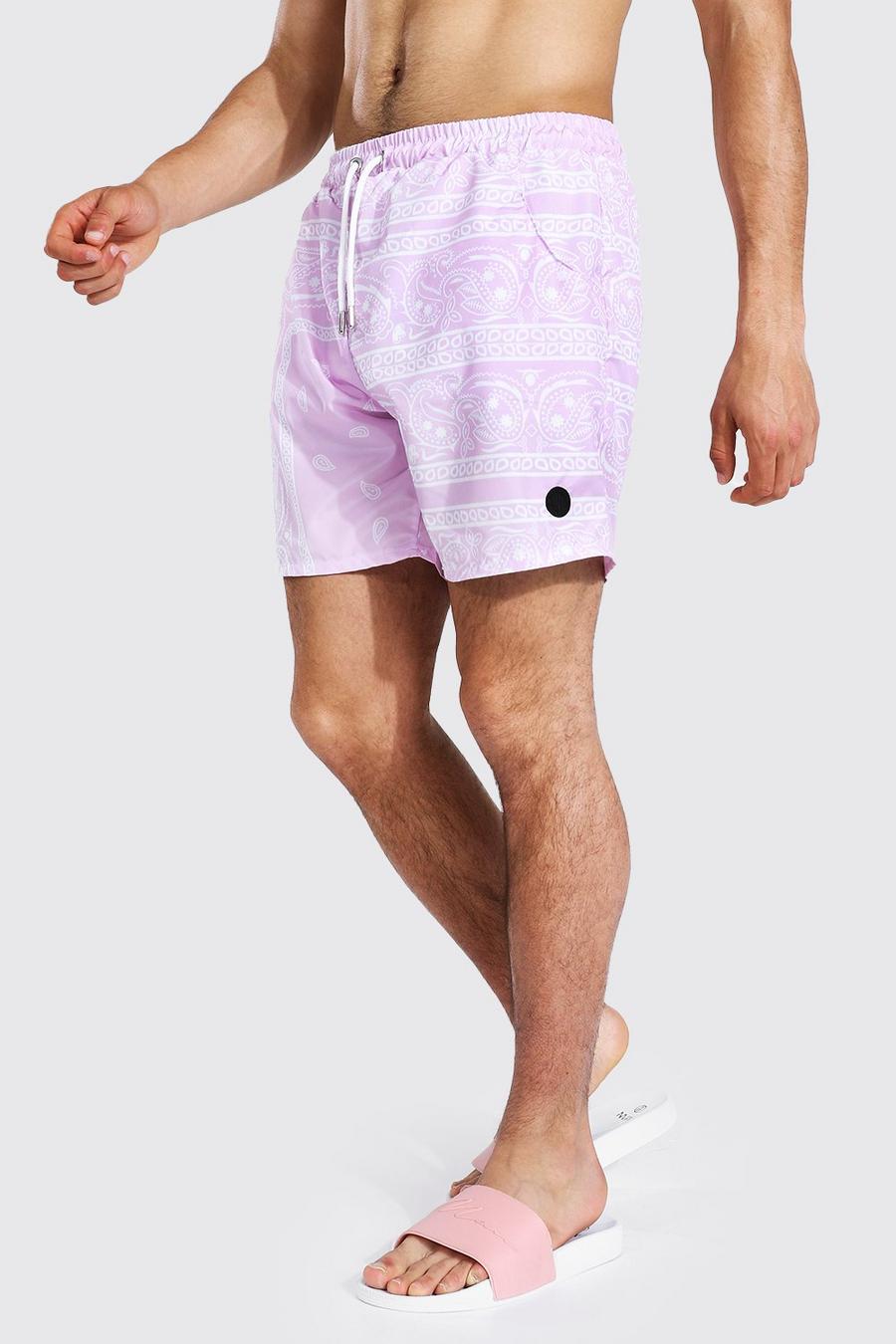 Bañador de hombre de largo medio con estampado de bandana rosa image number 1