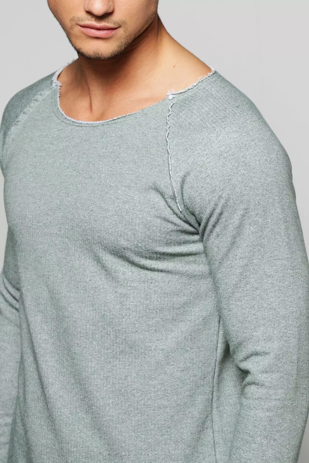 Sweatshirt with raglan sleeves