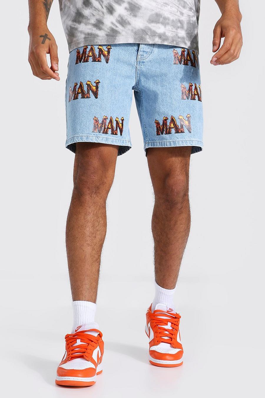 Pantaloncini in denim taglio rilassato con scritta Man con fiamme, Blu ghiaccio image number 1