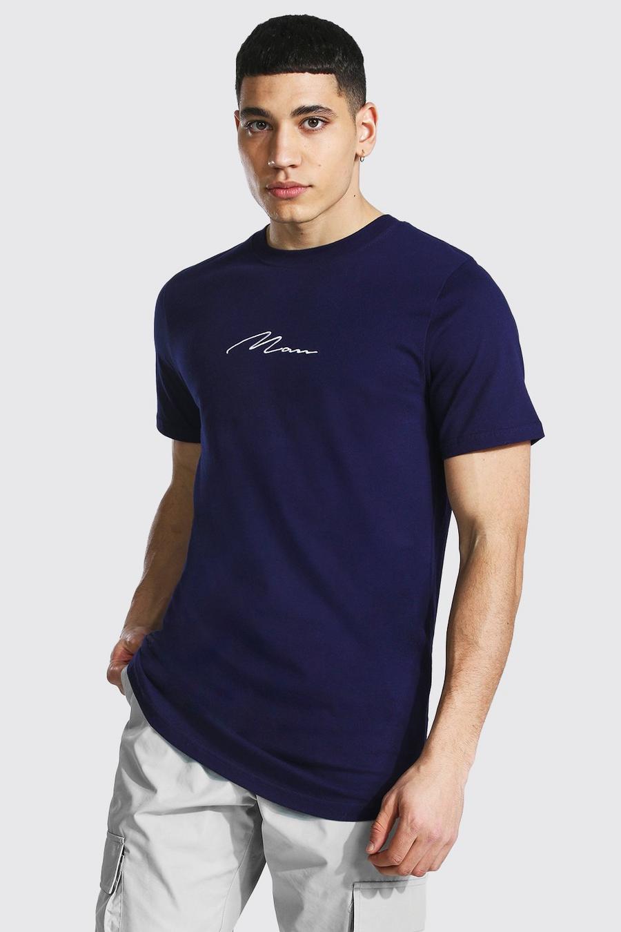 Camiseta larga con bajo curvo de la firma MAN, Azul marino image number 1