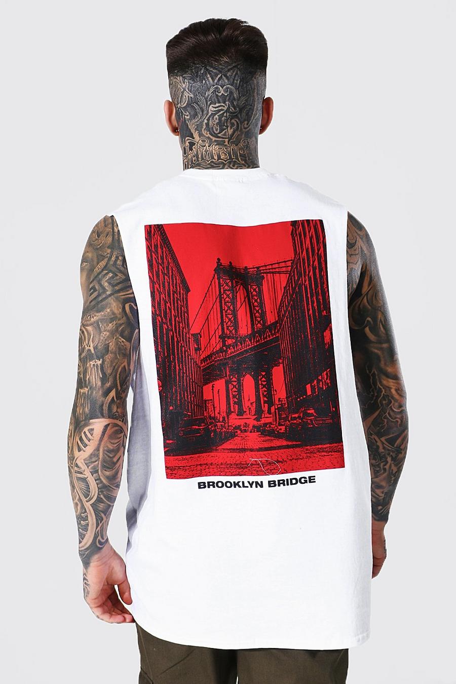 לבן גופייה אוברסייז עם הדפס Brooklyn Bridge בגב image number 1