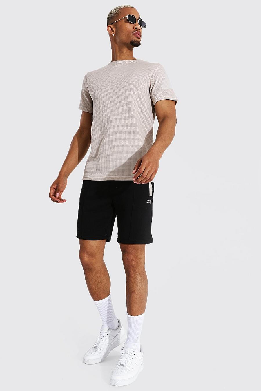 Man Set aus Jacquard-T-Shirt und Shorts mit Biesen, Steingrau image number 1