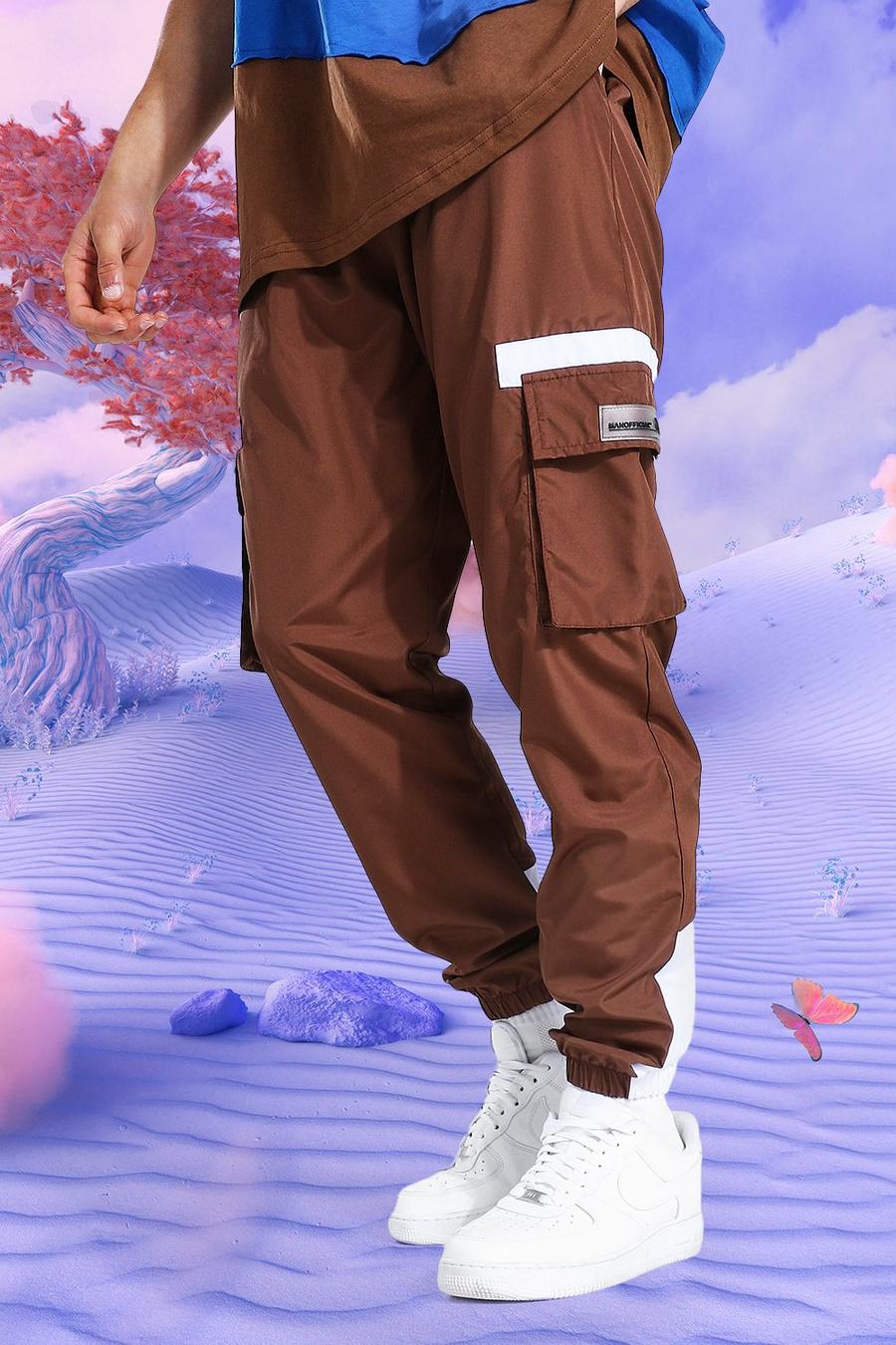 Pantalón deportivo de tela shell cargo en colores contraste con emblema de goma, Chocolate image number 1