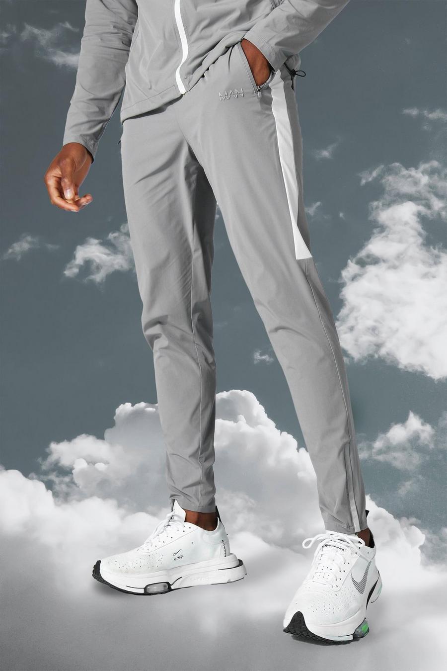 אפור מכנסי ריצה ספורטיביים קלילים עם כיתוב MAN ופס בצד image number 1