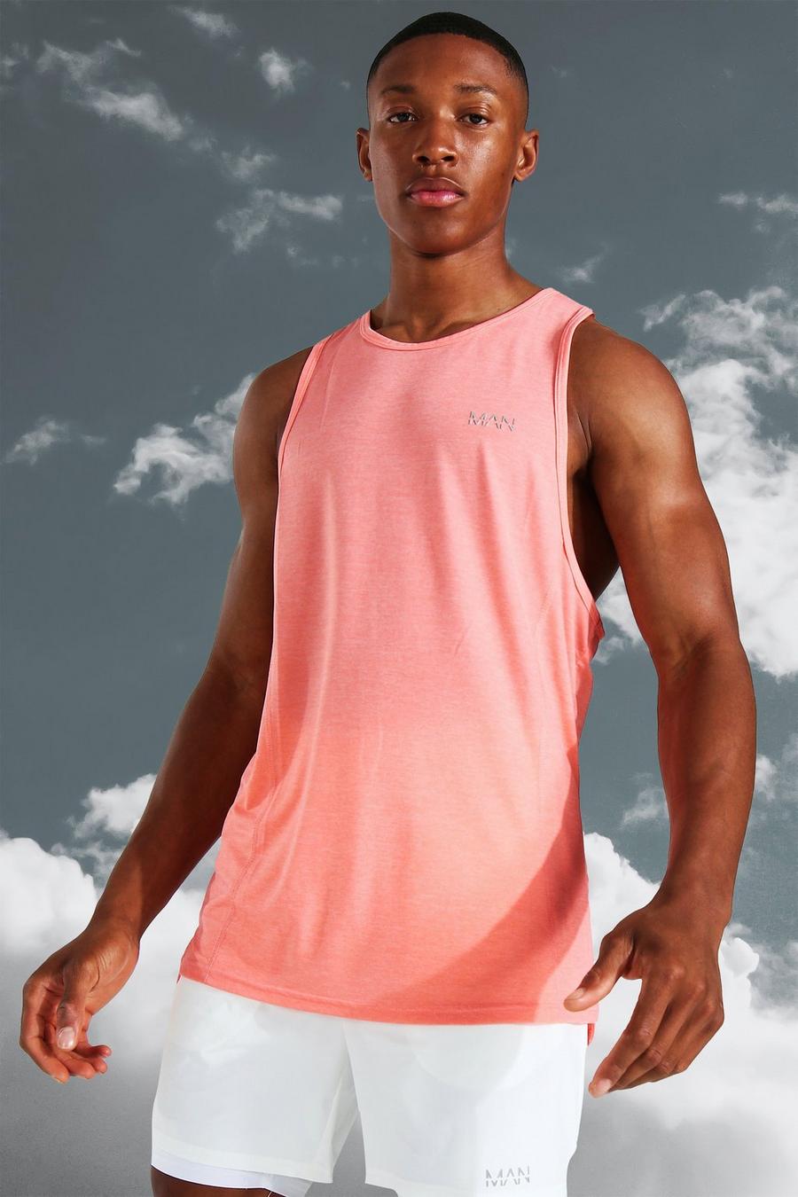 אפרסק גופיה ספורטיבית קלילה בסגנון רייסר ובצבע אפור-סלע עם כיתוב Man image number 1