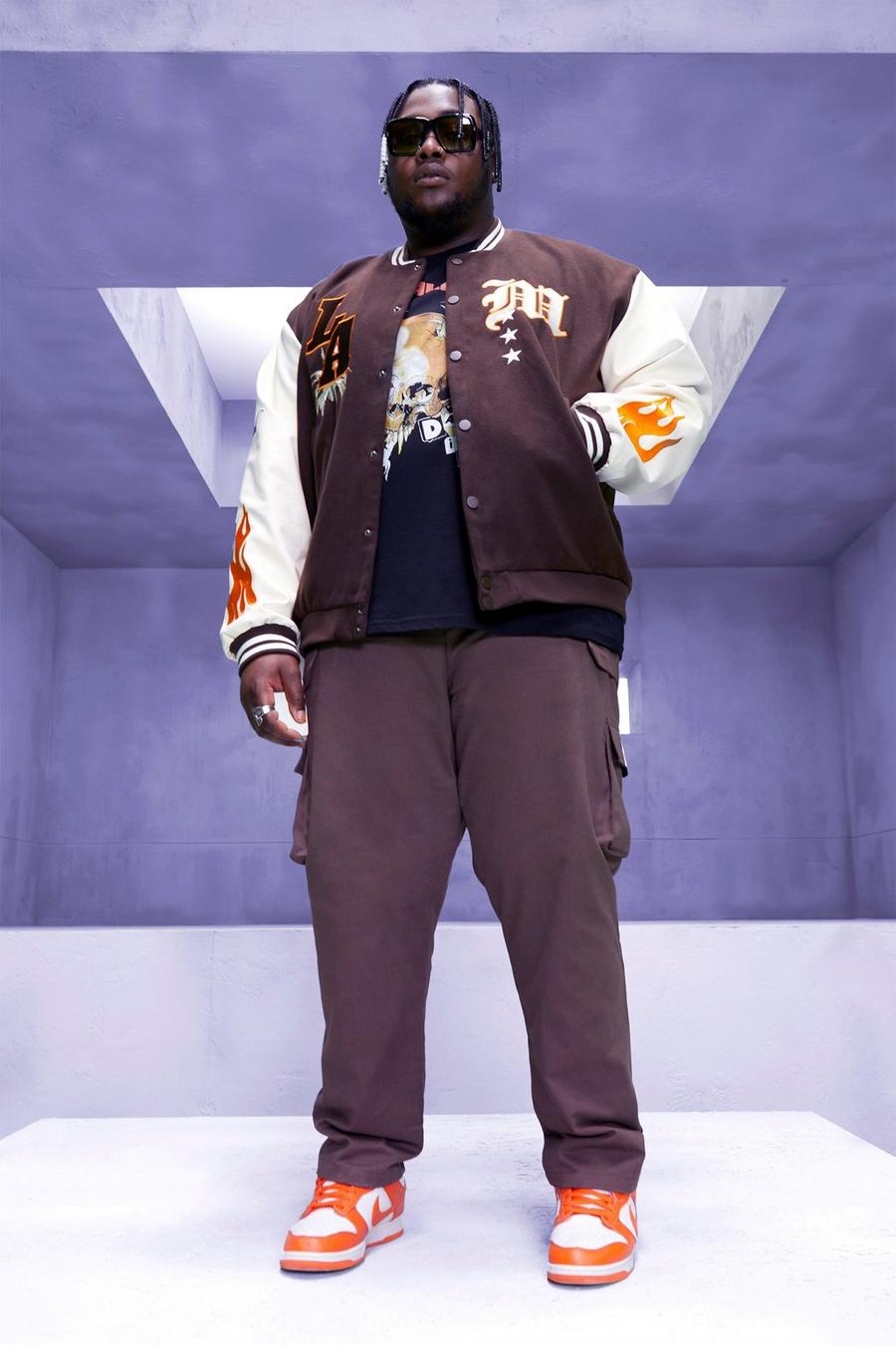 שוקולד מכנסי ריצה קרגו עם חגורת טוויל ותווית Man, למידות גדולות image number 1