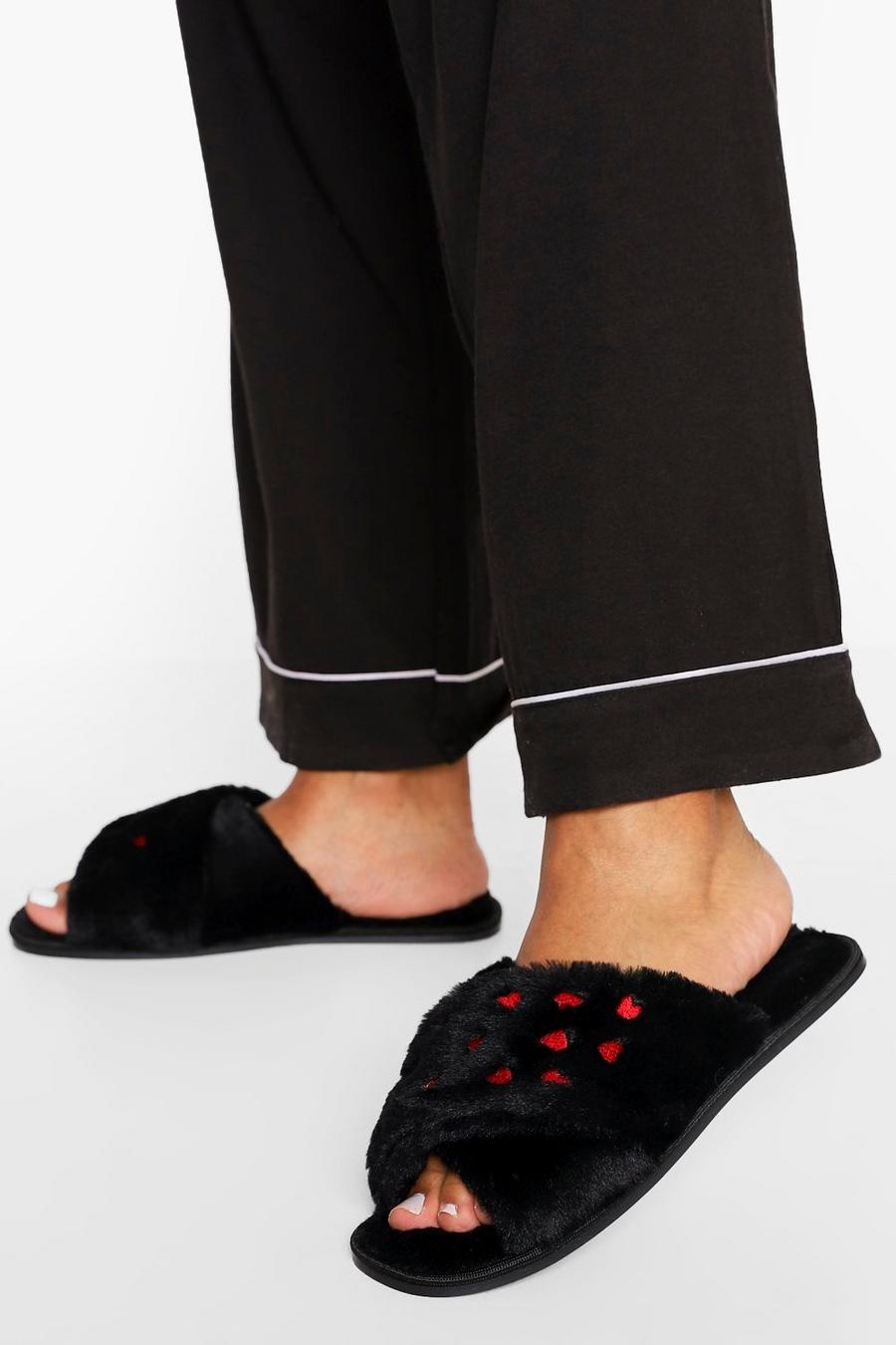 Pantofole con fascette incrociate e cuori, per San Valentino, Nero image number 1