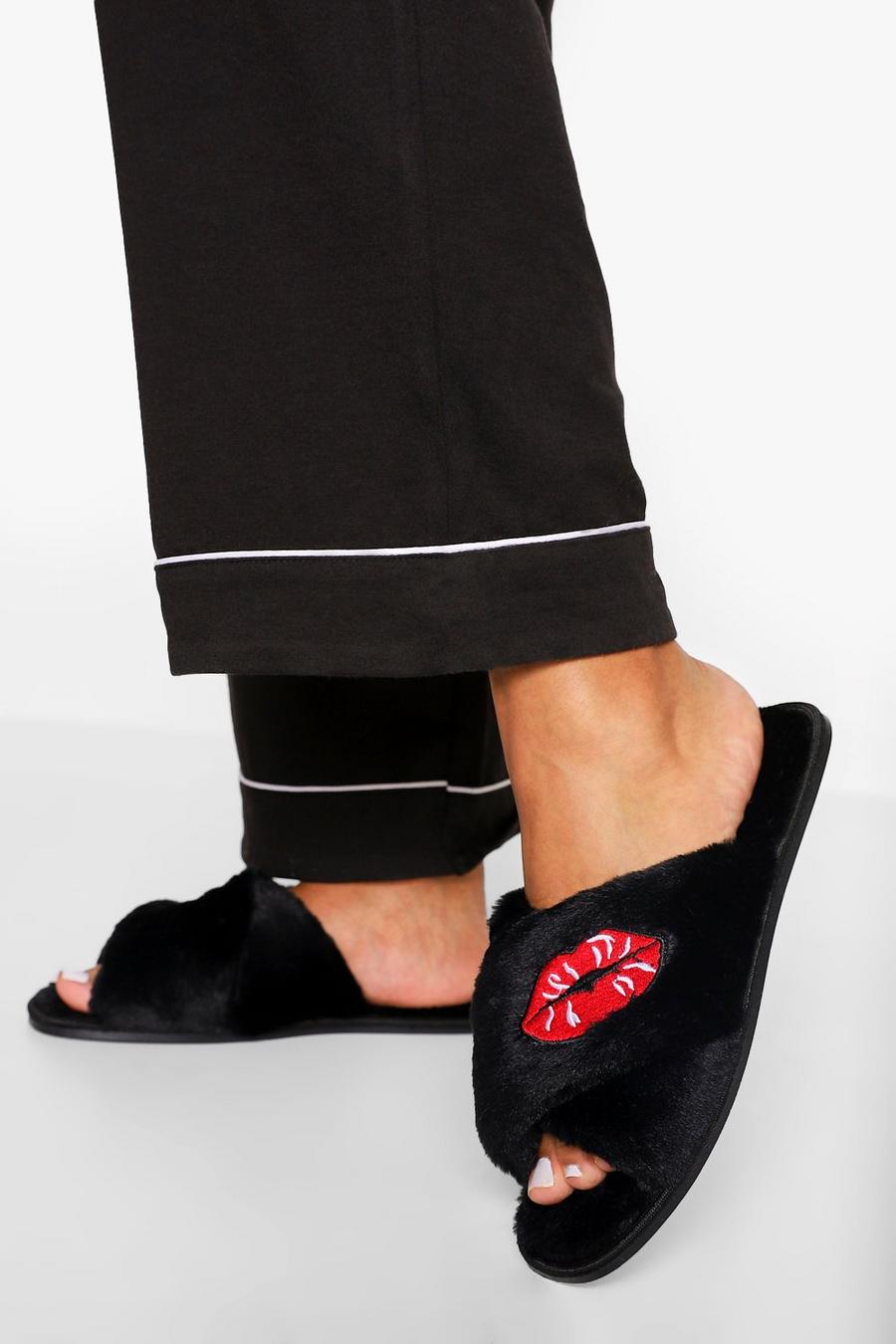 Valentines Slippers mit überkreuzten Riemchen und Lippen-Stickerei , Schwarz image number 1