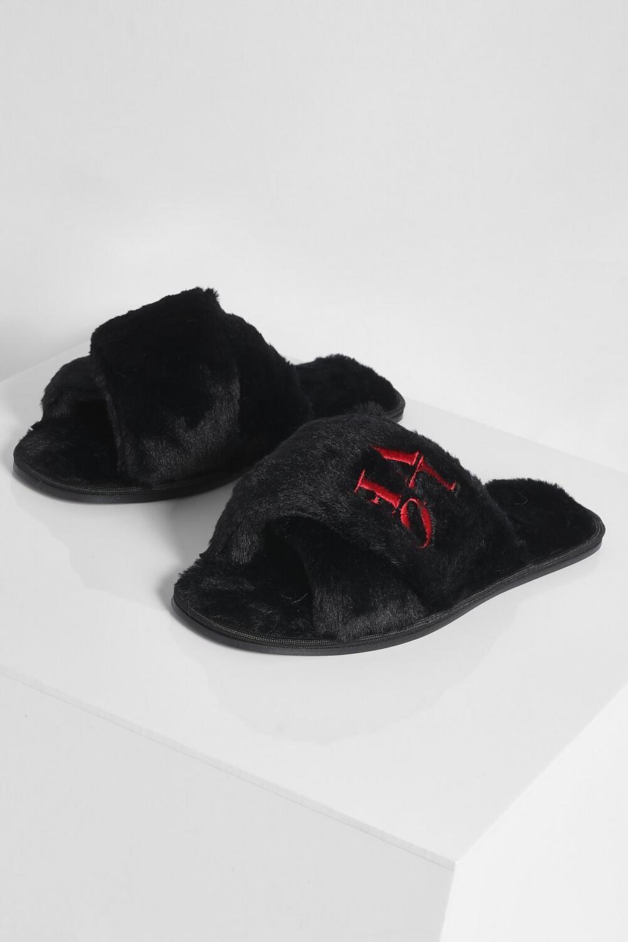 Zapatillas de estar por casa con tiras cruzadas “Love” de San Valentín, Negro image number 1