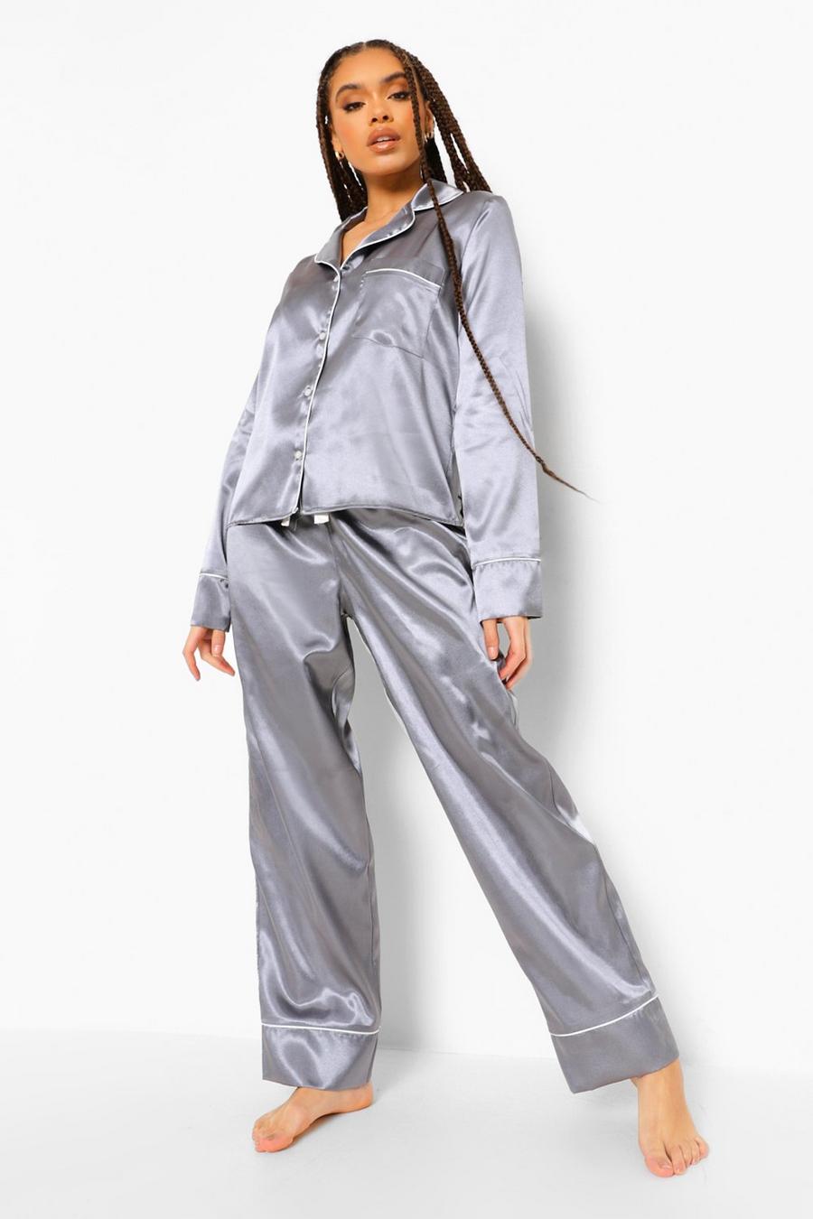 Pyjamas aus Satin in einer Tasche, Schiefergrau image number 1