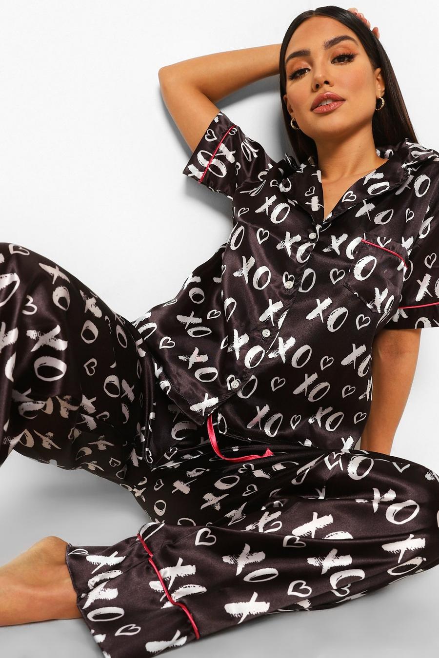 Valentinstag Pyjama aus Satin mit Kuss-Motiv, Schwarz image number 1