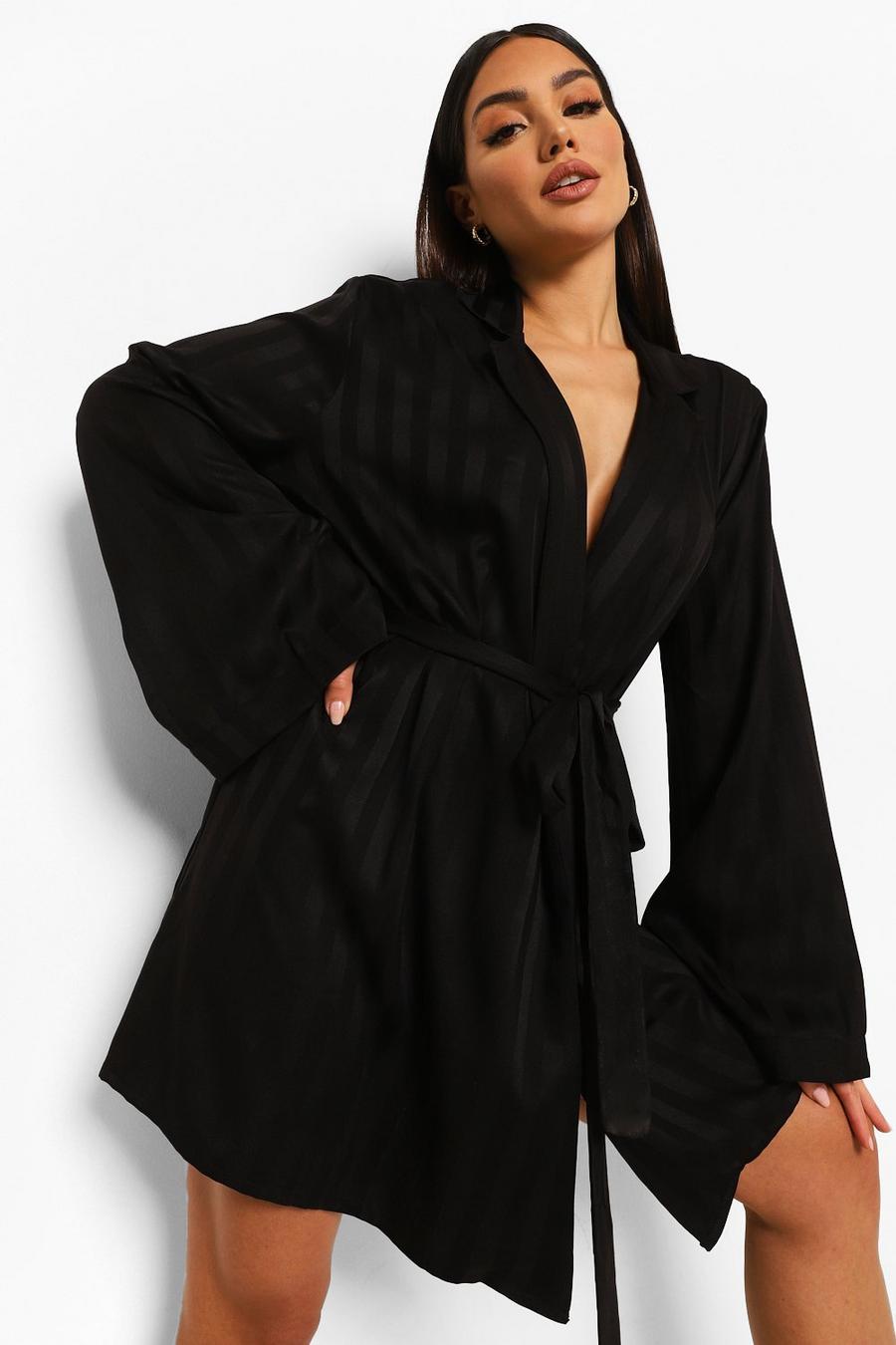 Bata estilo kimono en jacquard de satén a rayas, Negro image number 1