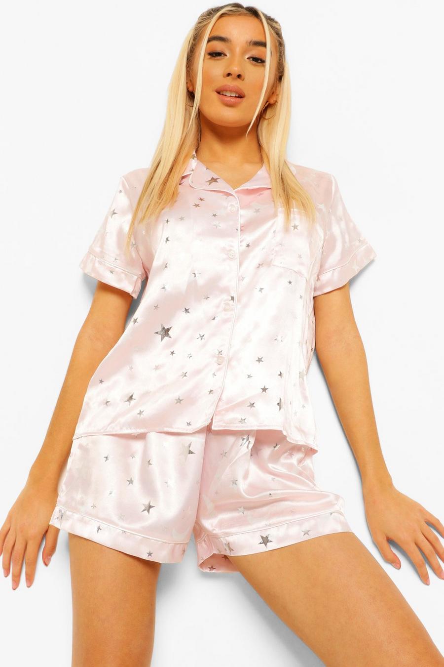 Pink Satinpyjamas med shorts och stjärnor och månar i metallicfärg image number 1