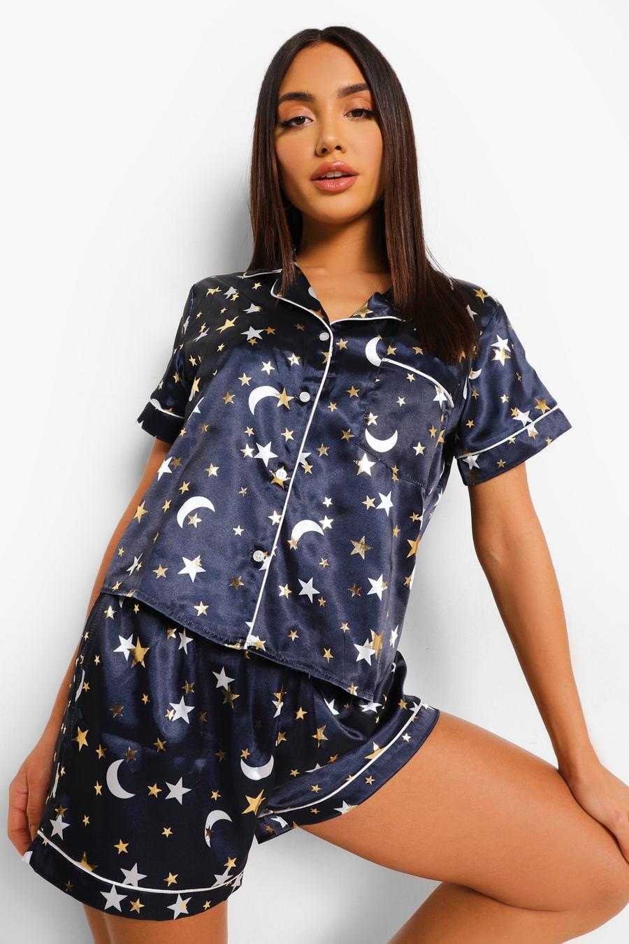 Satinpyjamas med shorts och stjärnor och månar i metallicfärger image number 1