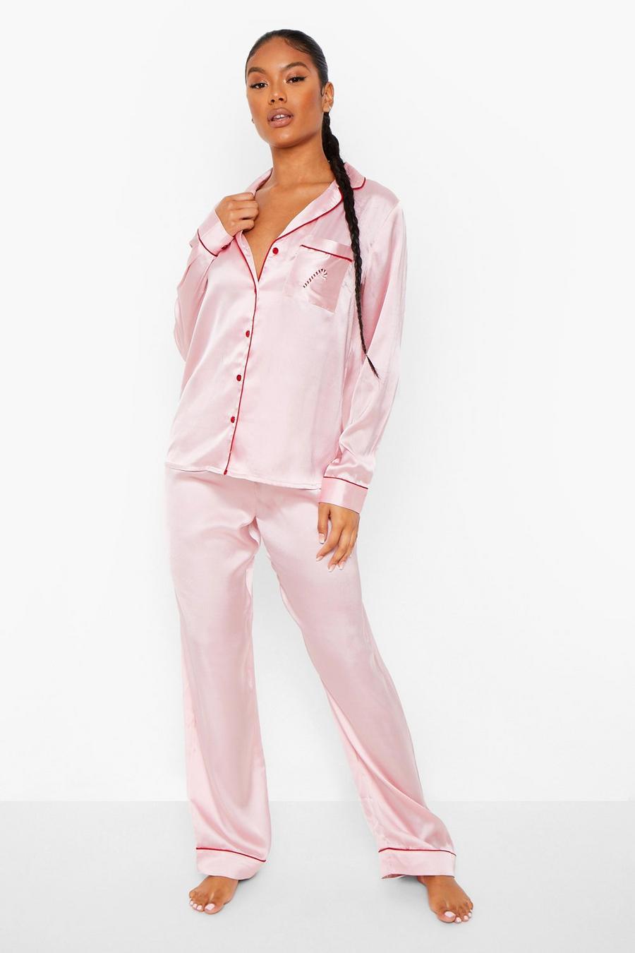 Pink Satinpyjamas med broderade polkagrisar image number 1