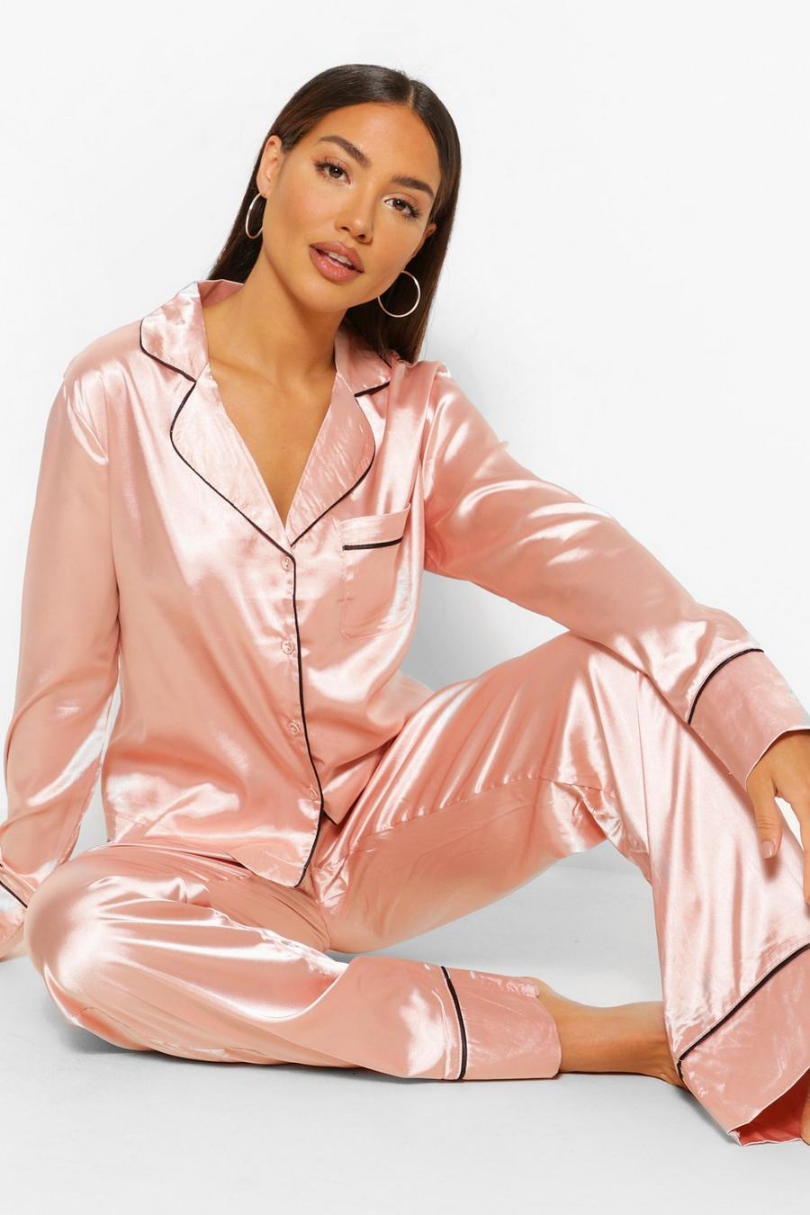 Satin Pyjama-Set mit It Was All A Dream Stickerei, Rotgold image number 1