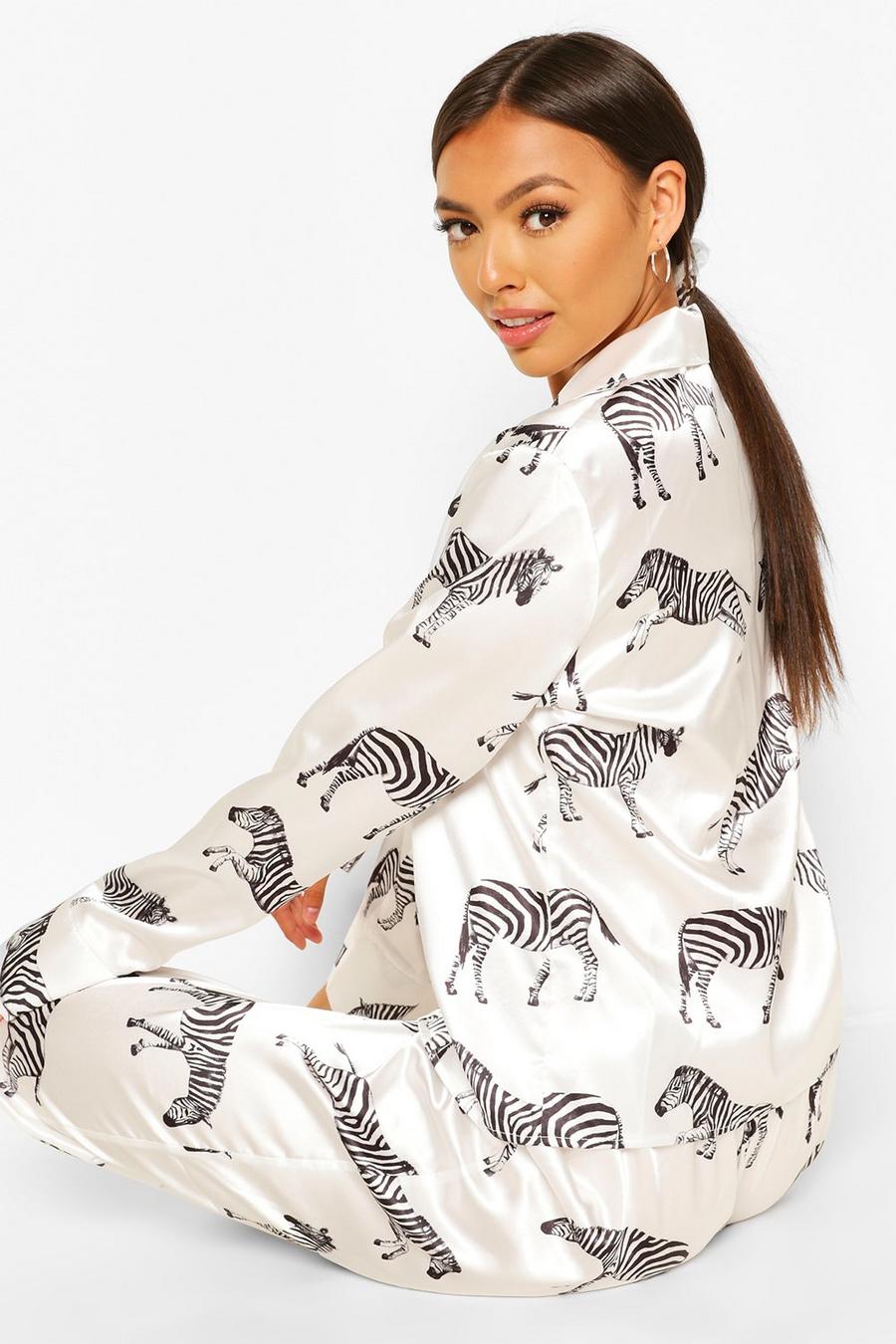White Femdelat pyjamasset i satin med zebramönster