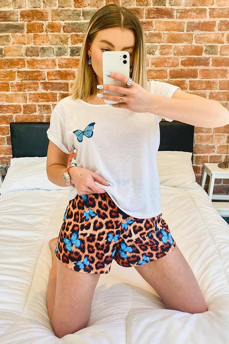 Brown Pyjamas med leopardmönstrade shorts och fjärilar image number 1