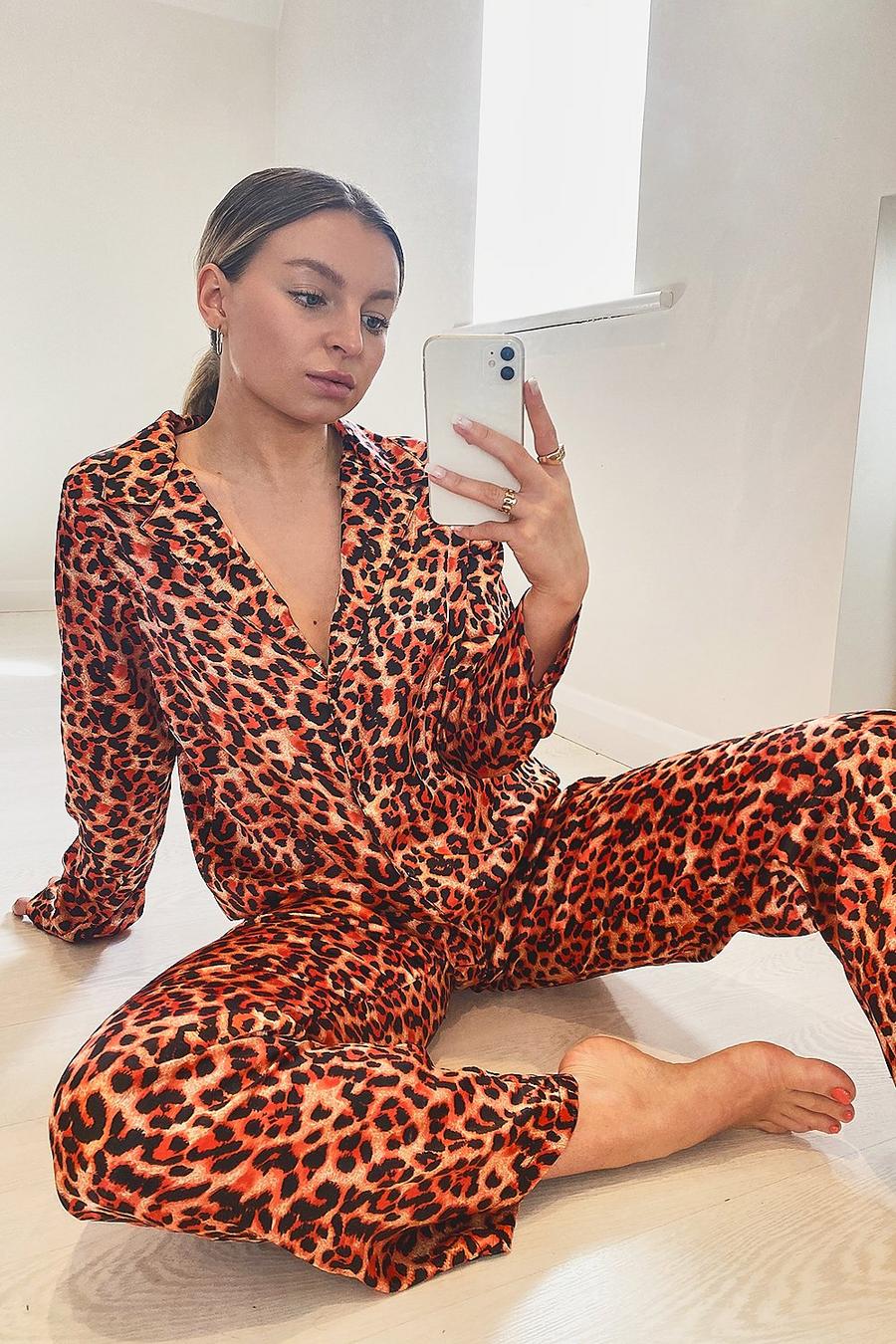 Pyjama boutonné en satin imprimé léopard Fiery  image number 1