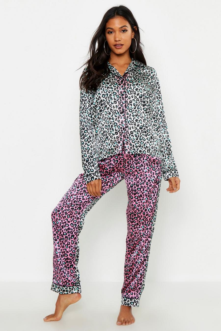 Conjunto de pijama de satén con estampado de leopardo image number 1