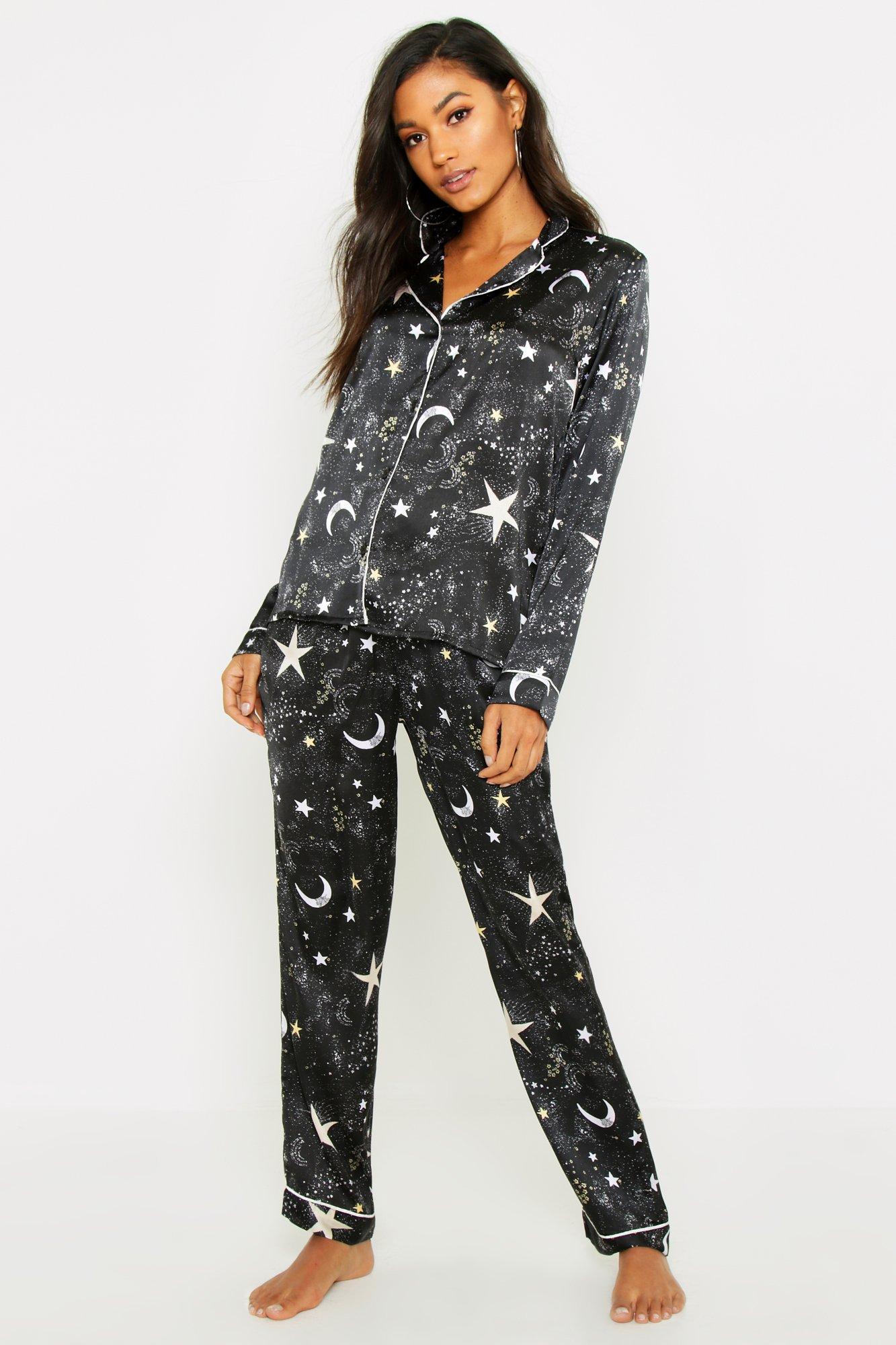 Pijama largo con estampado de galaxia y estrellas | boohoo