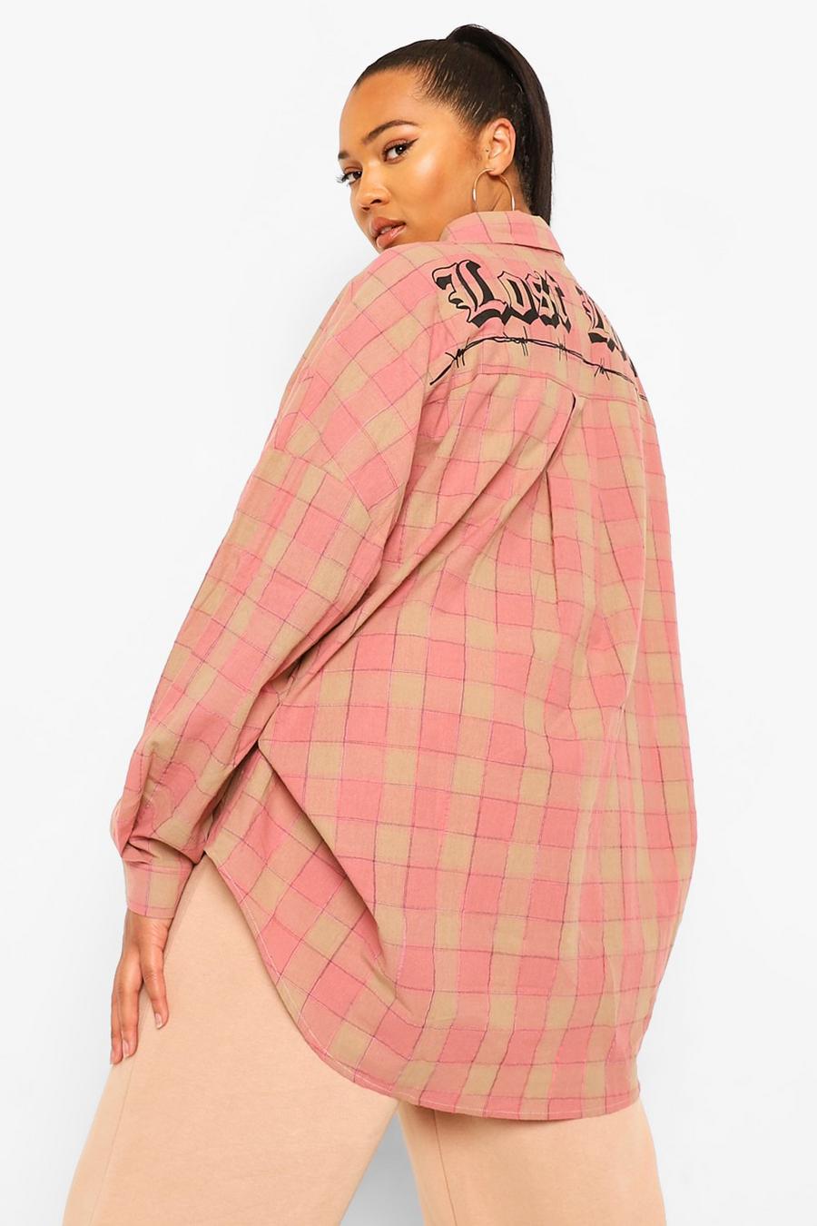 Pink Plus - "Lost Love" Rutig skjorta i boyfriendstil med tryck bak image number 1