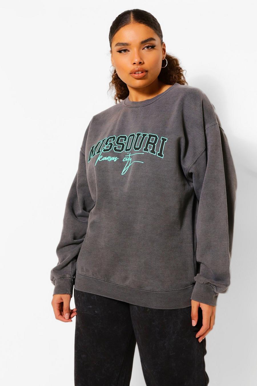 Plus Sweatshirt mit „Missouri“-Print in Batik-Optik, Anthrazit image number 1
