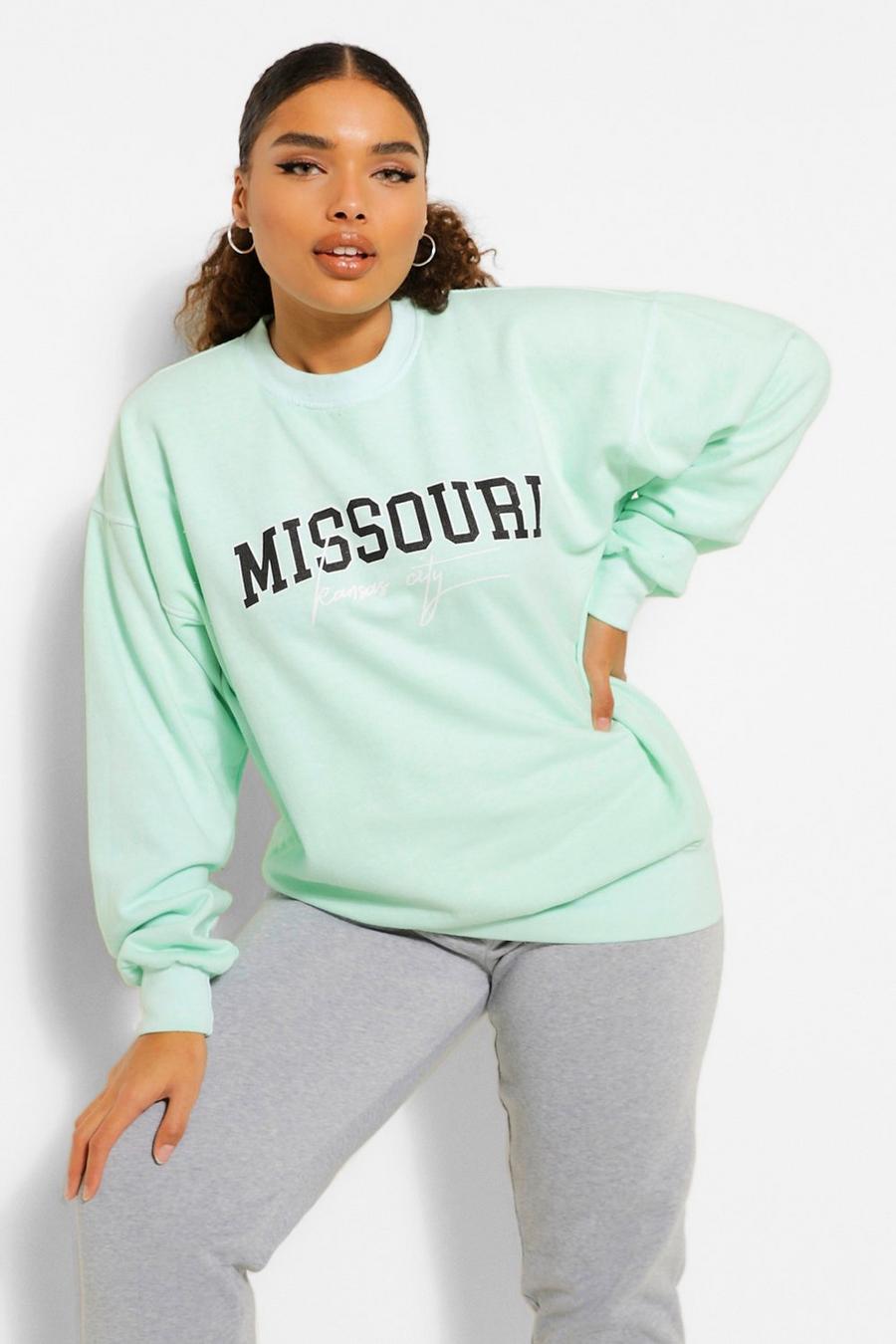 Plus Sweatshirt mit „Missouri“-Print in Batik-Optik, Salbeigrün image number 1
