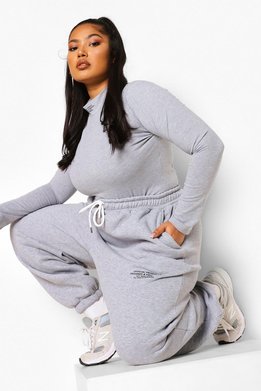 Set aus Plus Bodysuit mit Ofcl-Print und Jogginghose, Grau image number 1