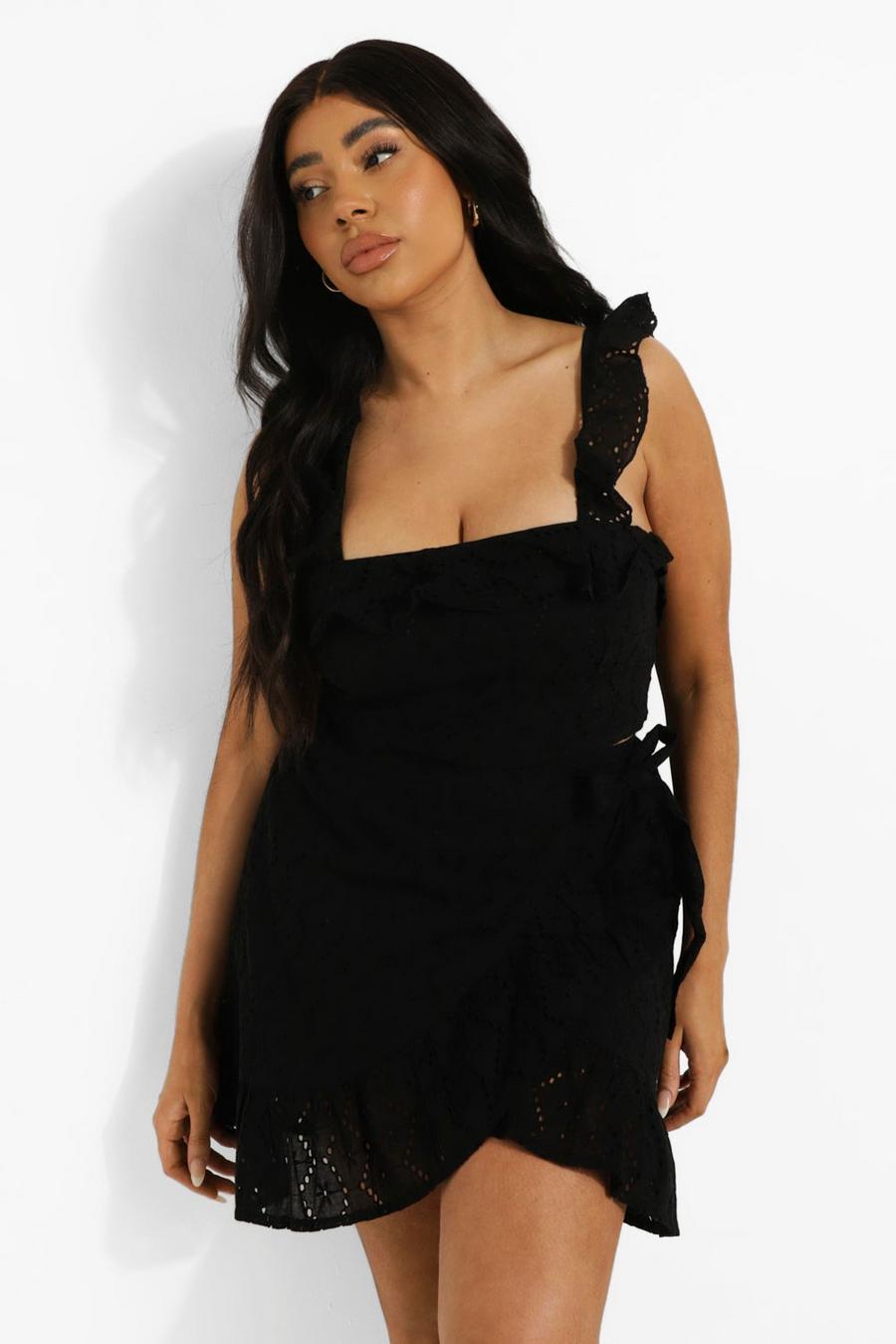 שחור סט תואם עם חצאית מיני מעטפת עם סלסולים בסגנון ברודרי למידות גדולות