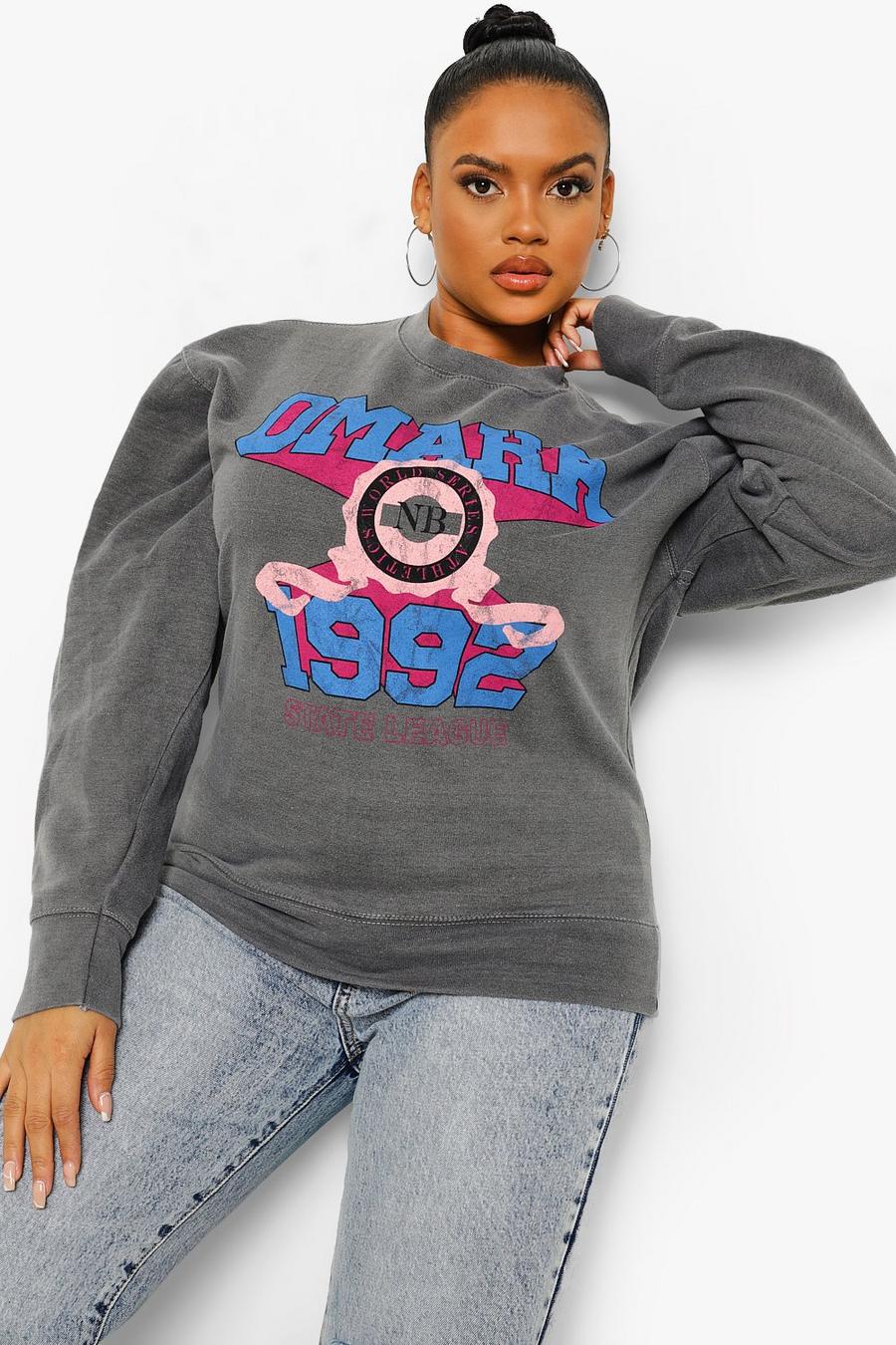Plus Überfärbtes Sweatshirt in Übergröße mit „Omaha“-Print, Anthrazit image number 1