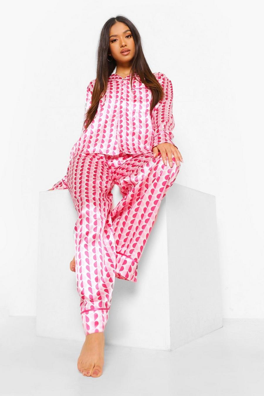 Conjunto de pantalón de pijama acampanado con estampado de corazón Petite, Rosa image number 1