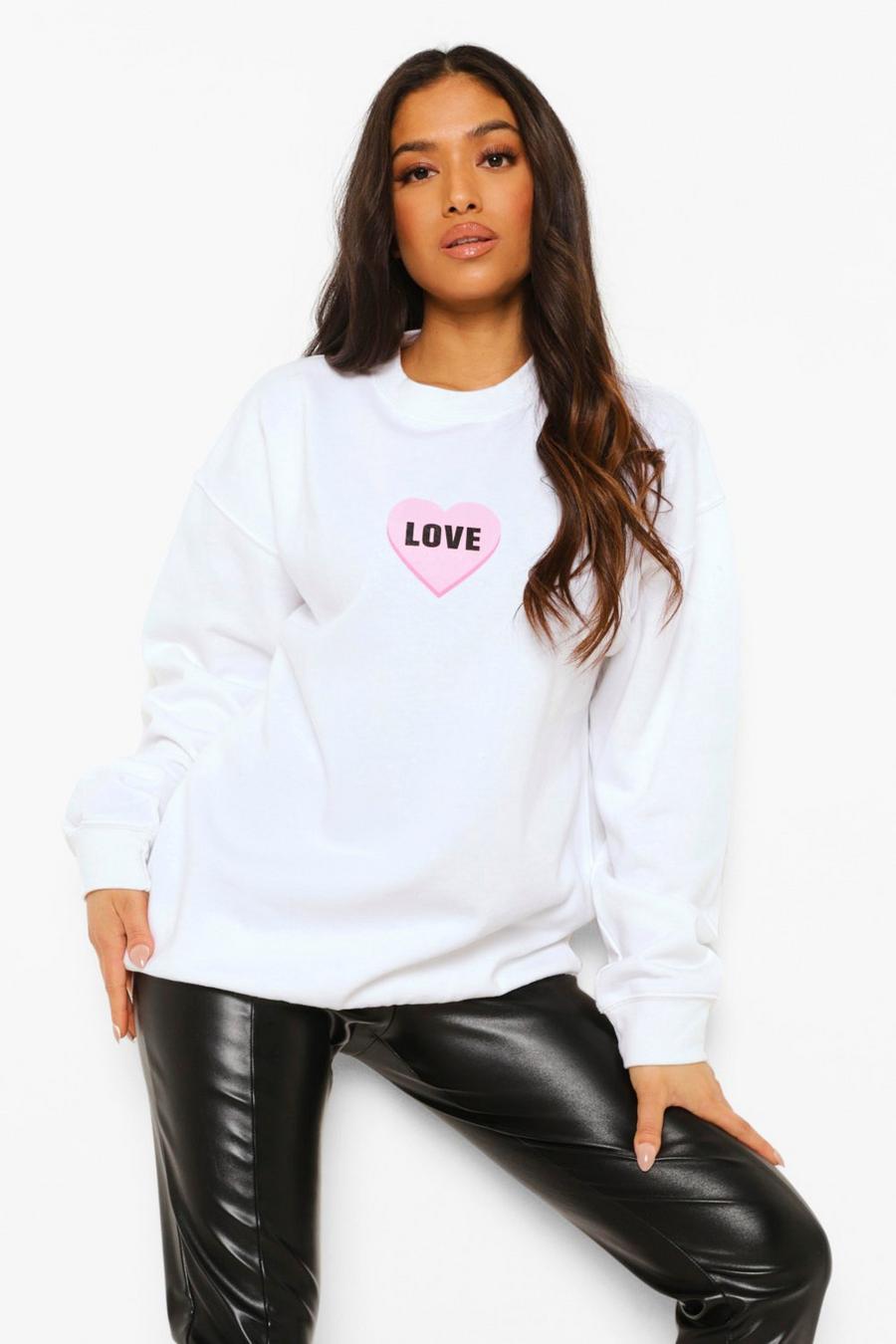 White Petite - "Love" Sweatshirt med hjärtan image number 1